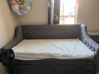 Twin daybed with trundle and one mattress