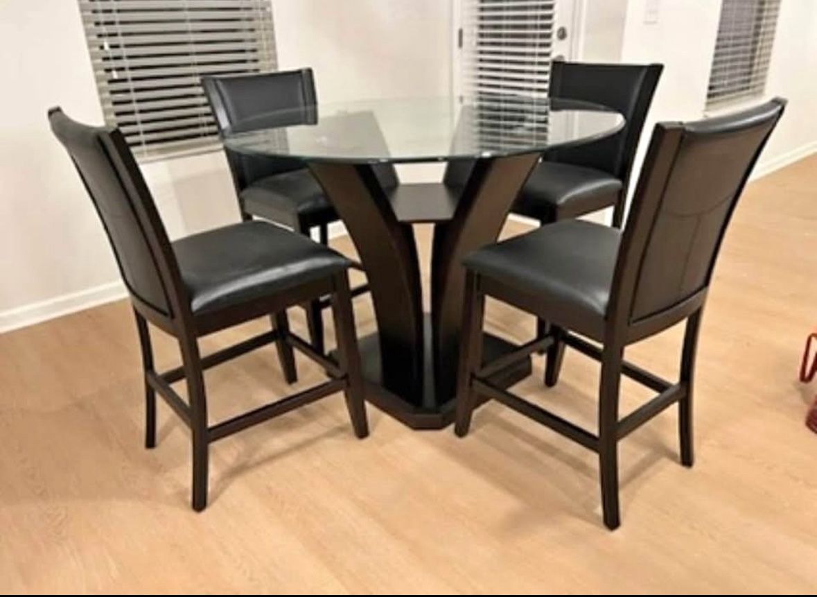 BRAND NEW 5PC DINING SET WITH 4 LEATHER AND WOOD CHAIRS AND GLASSTOP TABLE