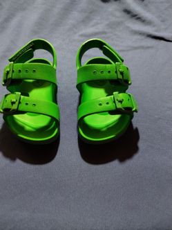 Sandalias chiquitas color verde 💚 talla 5 para niña de unos 2 años