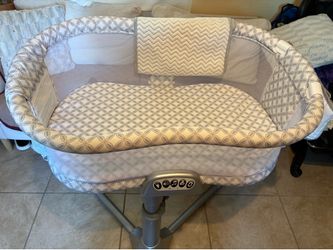 Musical baby bassinet