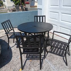 Very Nice 5 piece Patio Set With Umbrella Slot 