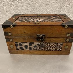 Beautiful vintage wooded box with leopard decorated, length 8.50” , h 4.50” and width 4.50”  If you see it here , it is available  Local pick up   If 