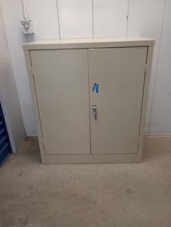 Solid metal storage cabinet With key in good conditions