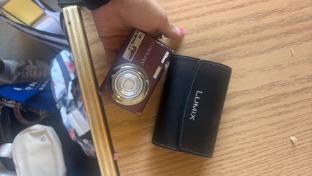 Price negotiable- Nikon coolpix S220 10MP plum digital camera+battery+memory card