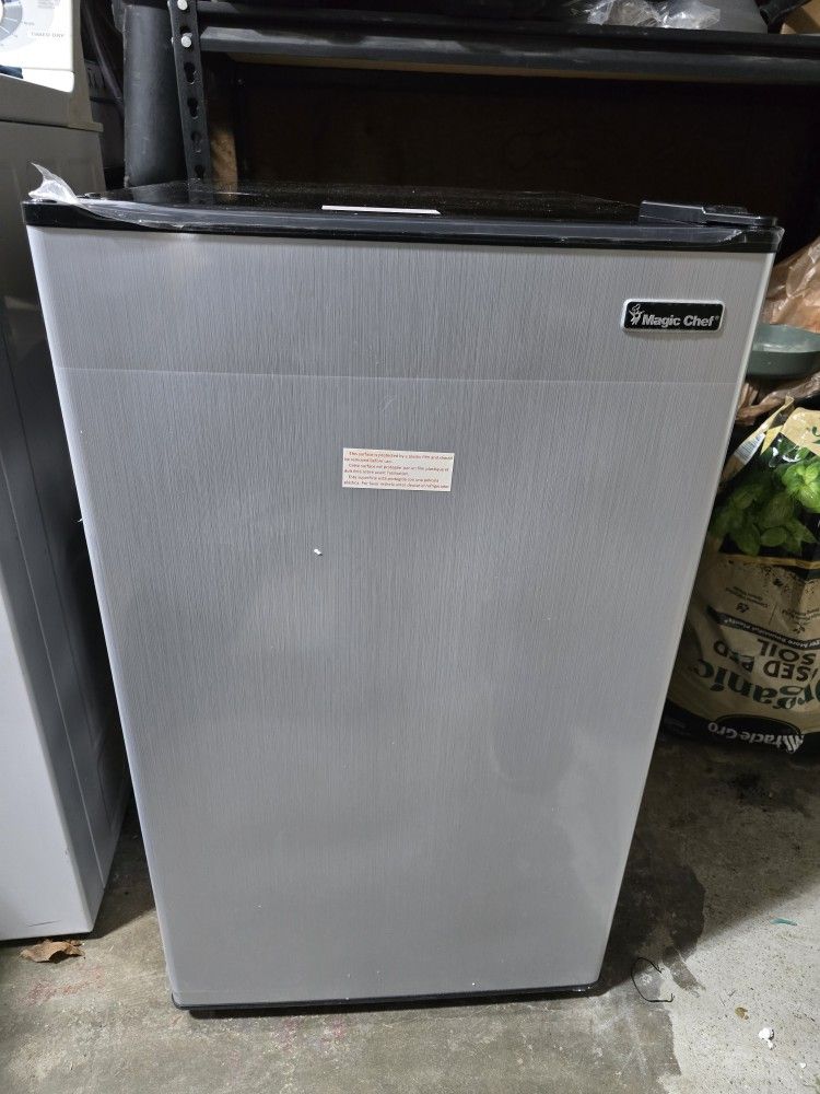 Magic chef, Mini fridge. Crayon black 4.4 cubic. West top freezer.  # 711