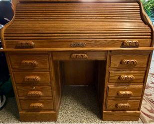 Vintage solid oak wood "S-curve" roll-top desk manufactured by Eagle Ind. Inc. (also known as Eagle Craft Furniture), featuring distinctive carved woo