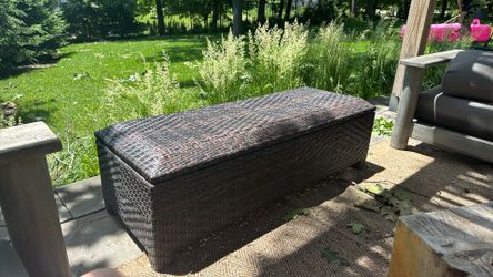 Outdoor storage chest