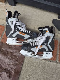 SKATES. Youth size 7.5. Size in pic