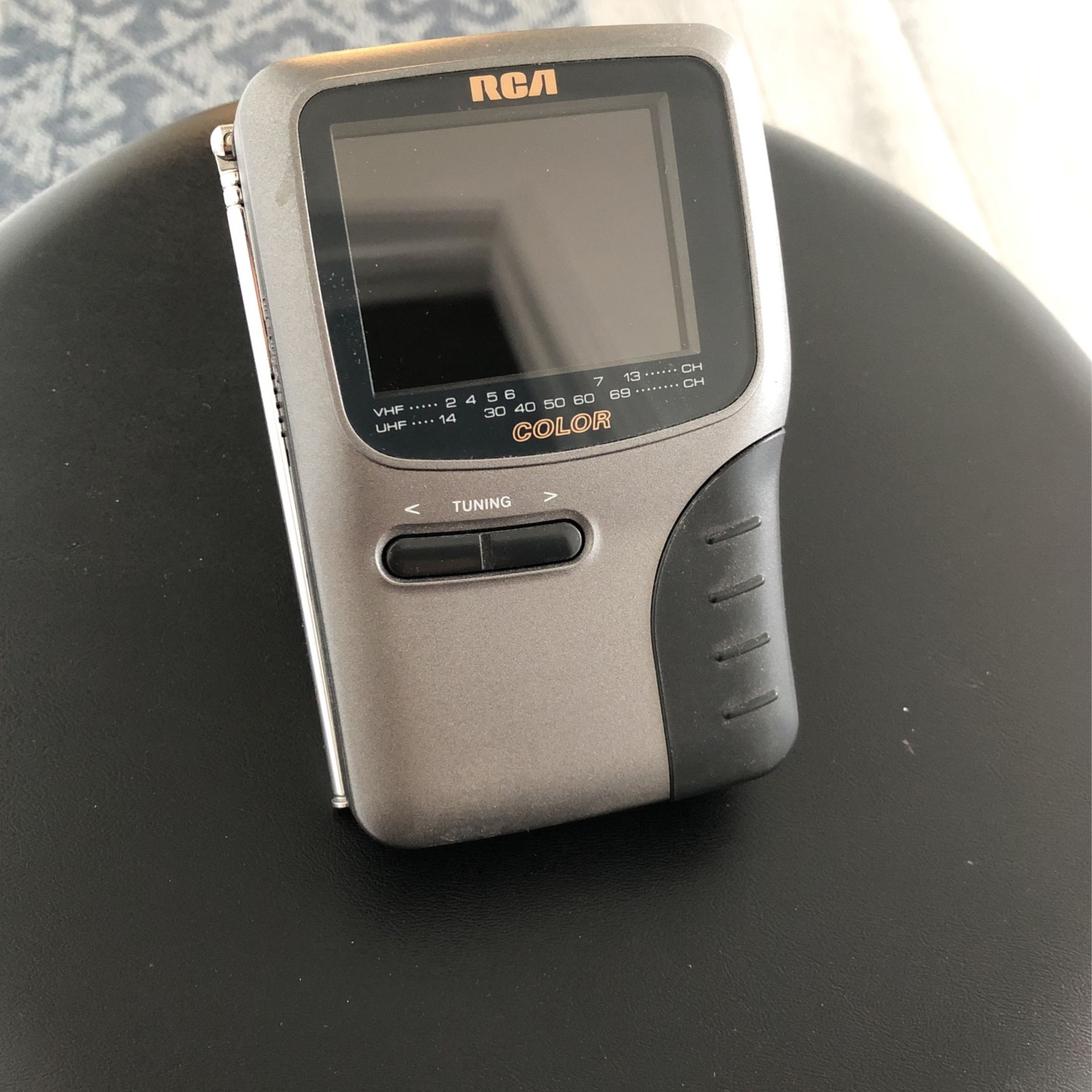 Vtg RCA Mini Portable Battery Handheld 2.3" LCD TV Color Monitor 16-3050 