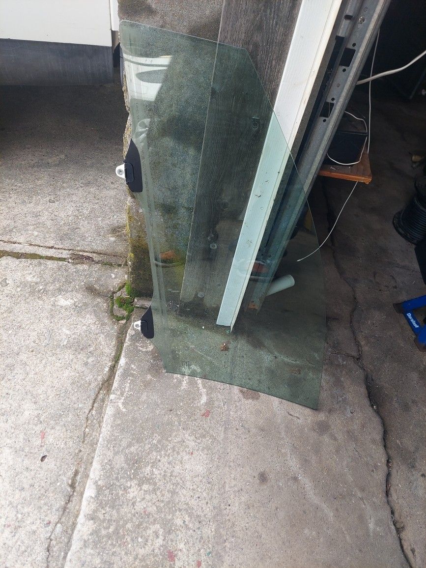 Passanger Front Door Glass. 2012/ 2014 Crv.