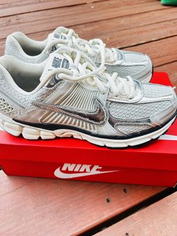 NIKE ZOOM VOMERO 5 - SIZE 9.5