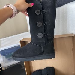 Women’s UGG Size 7 - NEW