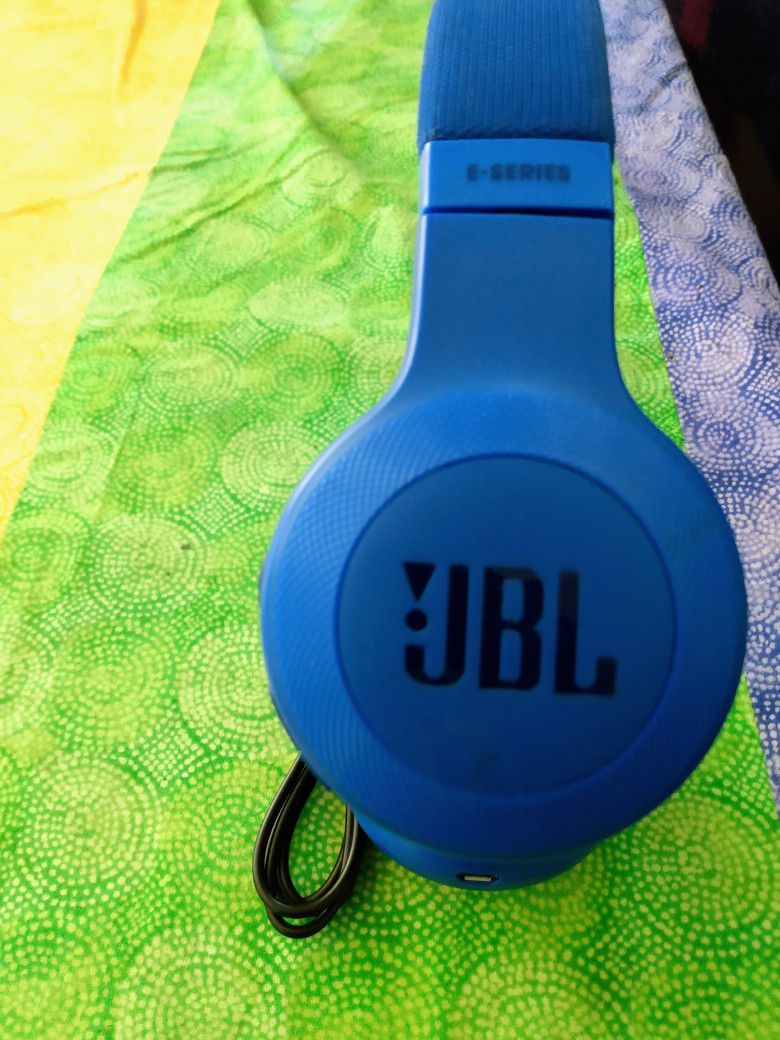 JBL HEADPHONES WIRELESS BLUETOOTH NOISE CANCELLING 