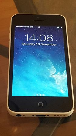 iPhone 5 in great condition works any company I can deliver se habla español