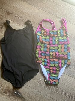 Lote de Leotardo Capezio Negro (Talla 6-7) y Traje de Baño Speedo (Talla 7) para Niña