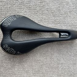 Selle Italia SLR Superflow carbon road bike seat