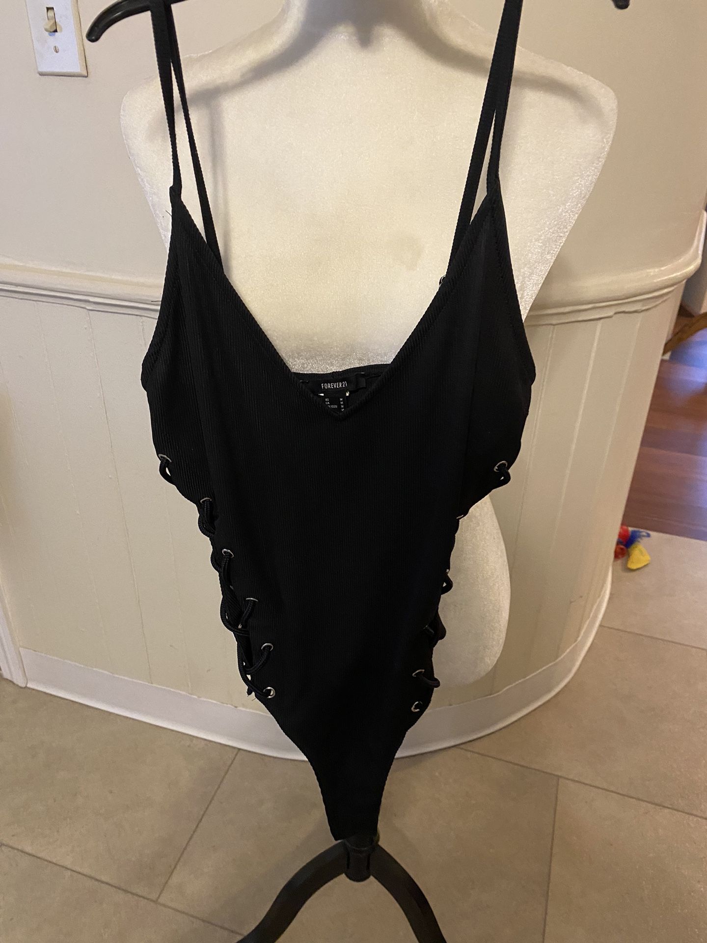 Woman’s Forever 21 Black Open Crisscross Sides Size Medium