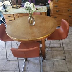 Se Vende Comedor  Redondo  de 4 Sillas  26 Pulgadas De Altura  Mesa De 42 × 42× 36 De altura  $ 125 
