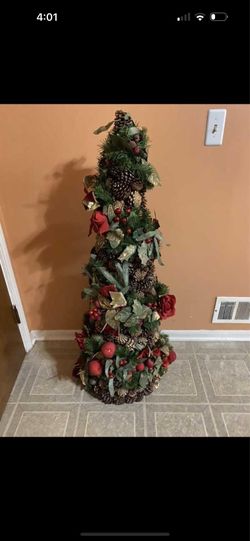 Garland pine cones & Berries 5 foot Christmas tree