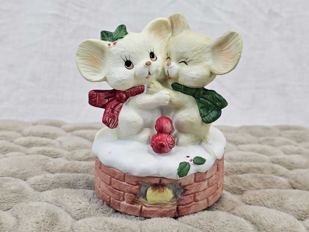 VTG HOUSE OF LLOYD "HOLIDAY HUGS" MICE MUSIC BOX