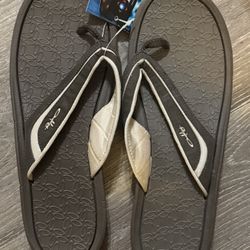 NWT Women’s Oakley Sandals - 9