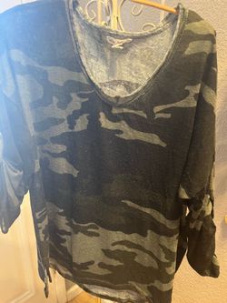 Three-quarter sleeve army print top in greens