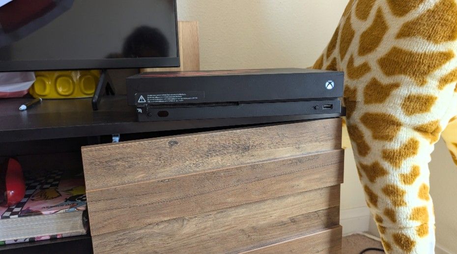 Xbox One X! Excellent Condition Comes With Controller And Comes With Games!