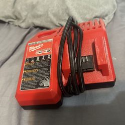 Milwaukee M12/18 Charger 