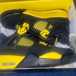 Jordan 4’s size 4 black and yellow thunders wore once looks brand new