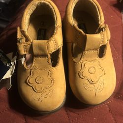 Genuine kids By Oshkosh Tan  Girls Size 4C New