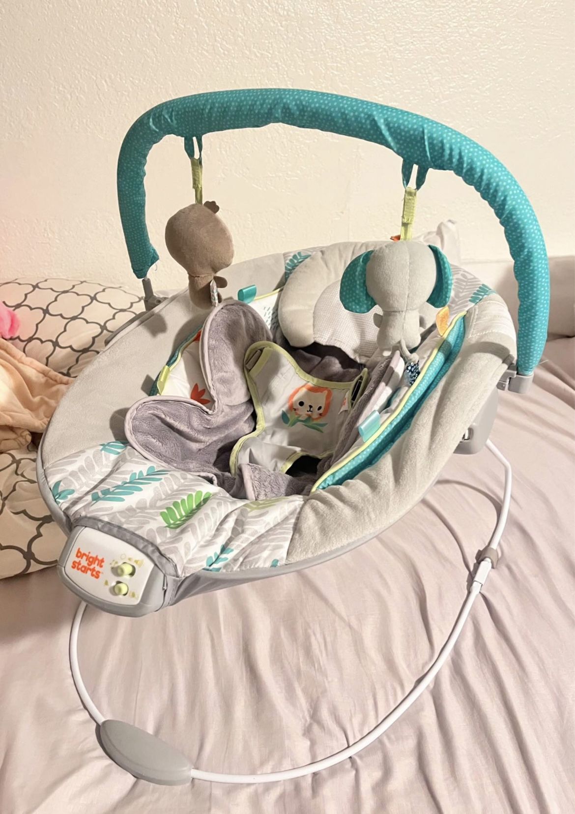 Bright Starts Jungle Vines Comfy Baby Bouncer with Vibrating Infant Seat & Taggies