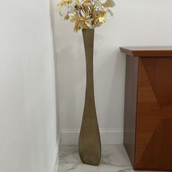 Beautiful Good Z Gallerie Tall vase with flowers . 39” Tall