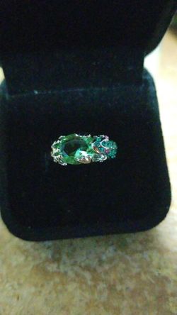 Size 7 emerald ring with frog hanging on the side sterling silver