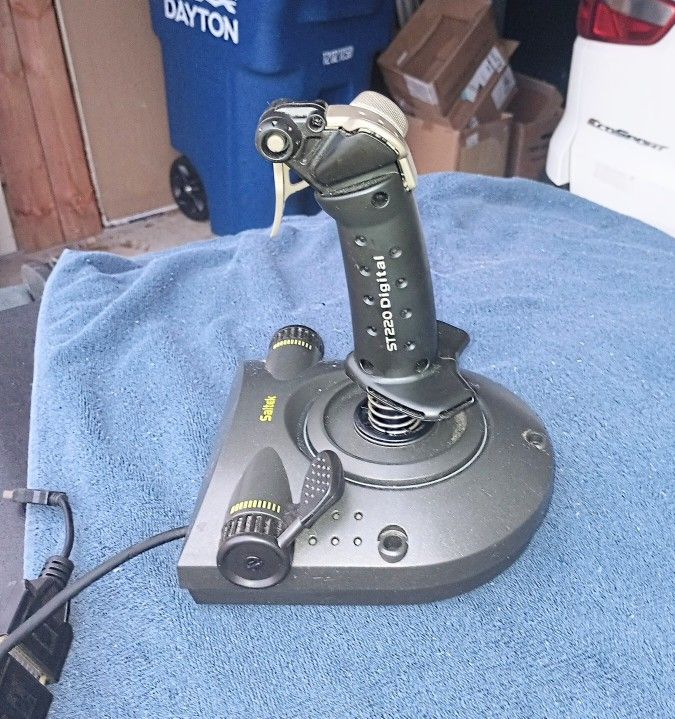 Like New Saitek ST-220 Digital Joystick Gaming Controller Flight Stick USB PC