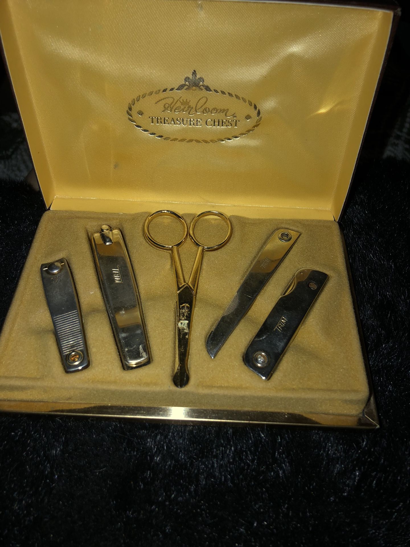 Vintage Heirloom Treasure Chest 5 piece Nail Set case Manicure Gold tone Trim