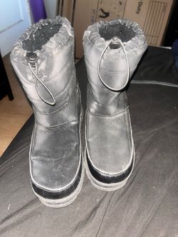 Black insulated rain/snow boots – size 6 boys