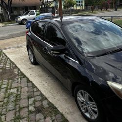 2012  Ford Focus SEL Hatchback 4D 