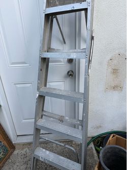 Lightweight aluminum ladder