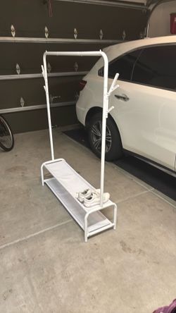 Clothes hanger rack