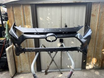 Vendo Bumper De Toyota RAV4 XLE 2025 Con pequeño Raspón 100 Oh Mejor Oferta 