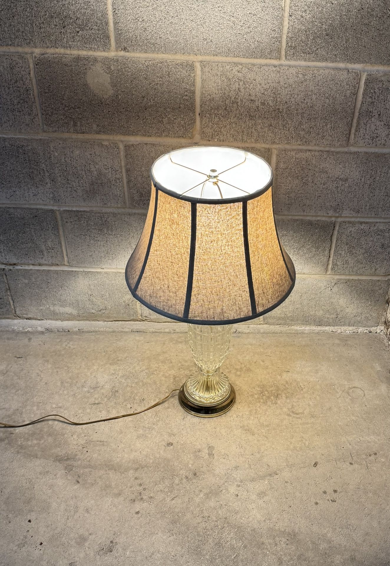 Glass table lamp vintage antique 26.5 tall. 10$ Cash