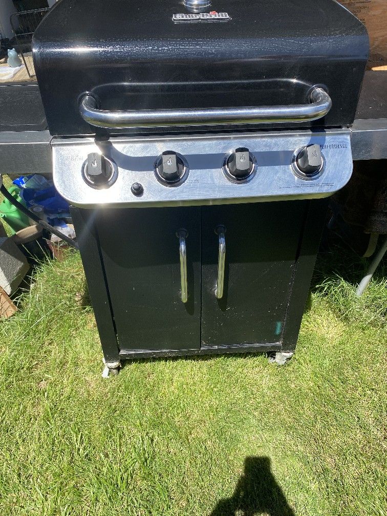 Charbroil Grill With Extra Burner And 2 Tanks