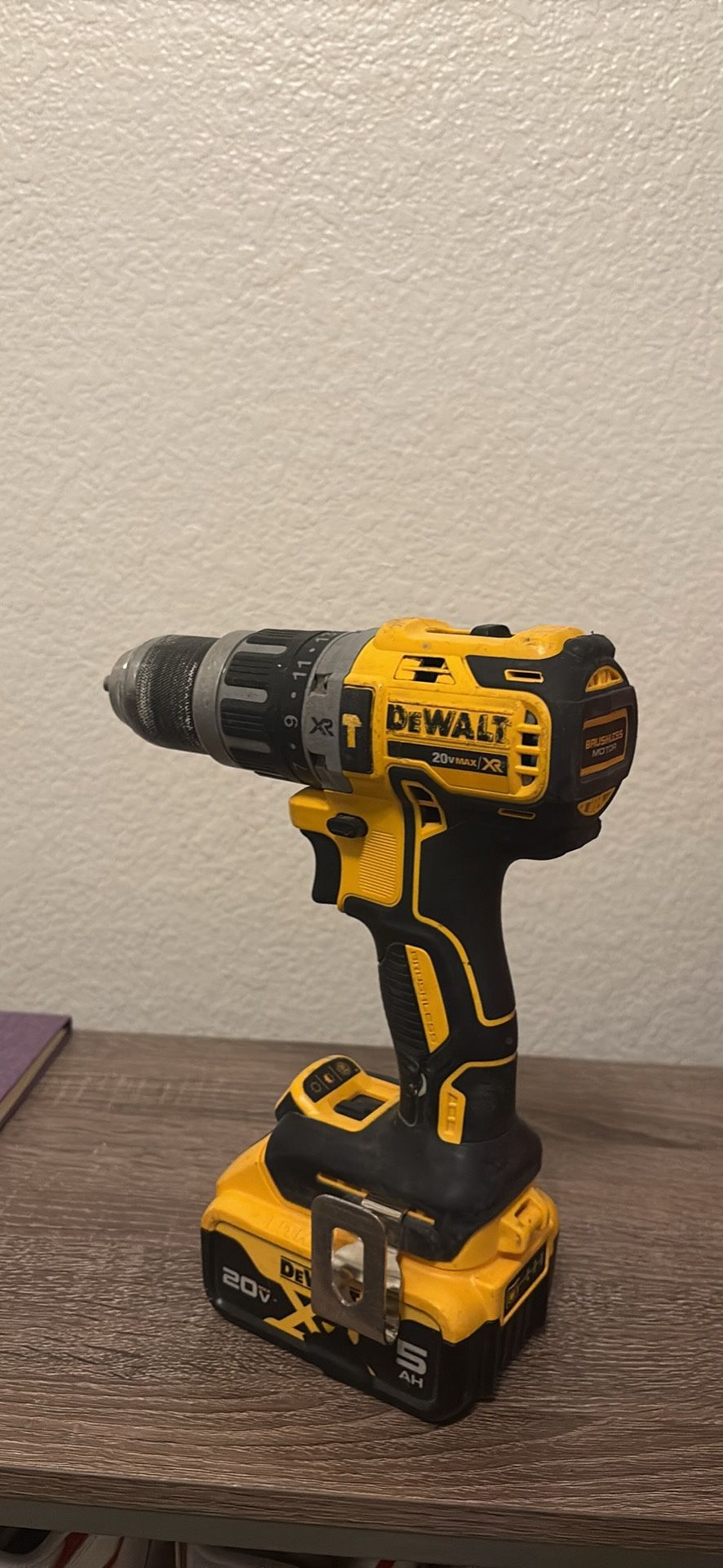 20V MAX XR Cordless Brushless 3-Speed 1/2 in. Hammer Drill with 20v 5AH battery