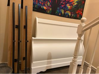Full-size sleigh bed