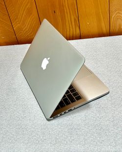 Apple MacBook Pro 13” Retina i5/8GB/256GB SSD $180