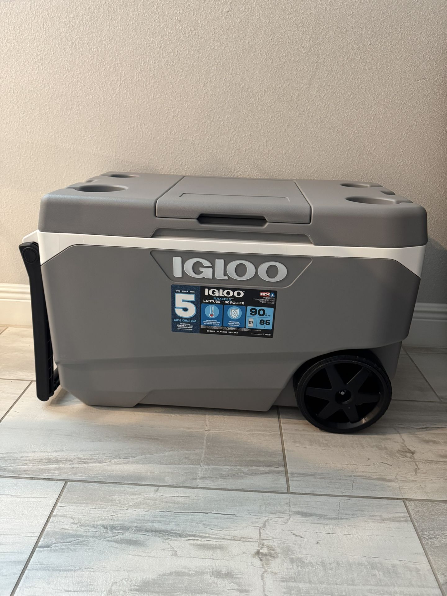 New- Igloo Latitude 137 Cans 90 Quart Rolling Cooler