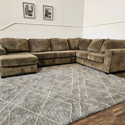 Stanton Sectional with Chaise - FREE DELIVERY