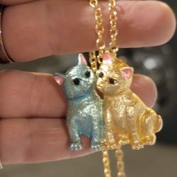 Really Cute Betsey Johnson 2 Cute Cats  Sweater Necklace Or Brooch. Gold Tone.