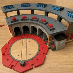 Thomas & Friends Wooden Railway Deluxe Roundhouse