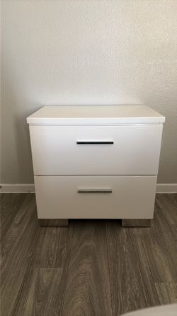 1 White Nightstand